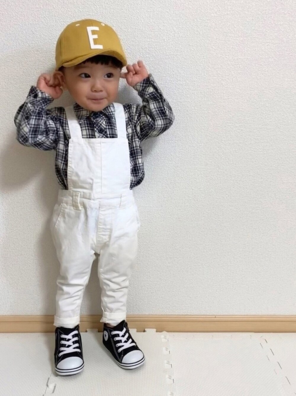 「からしいろまつり2019、チェック柄に恋してる、イニシャルキャップ、チェックシャツ、サロペット、黒スニーカー、からし色、2歳」｜「LITTLE GRIN BUDDYの【LITTLE GRIN BUDDY(リトルグリンバディ）】ベビー用ロゴキャップ（あご紐付）/Baby Sim Logo Cap（キャップ、イエロー系）」を使った、EIMA.SAEさん（キッズ・80cm）の秋コーディネートの1枚目の写真