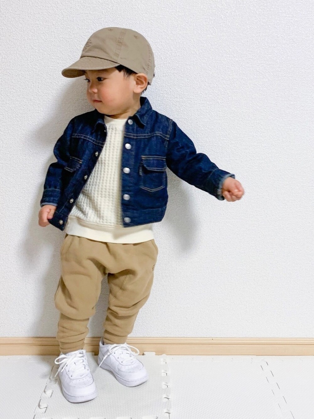 「春コーデ、デニムジャケット、ワッフル、サルエルパンツ、スウェットパンツ、白スニーカー、ナイキスニーカー、ベージュ、2歳5ヶ月」｜「quoti use fithの綿ダンプ 'quoti' ロゴキャップ（キャップ、ベージュ系）」を使った、EIMA.SAEさん（キッズ・80cm）の春コーディネートの1枚目の写真