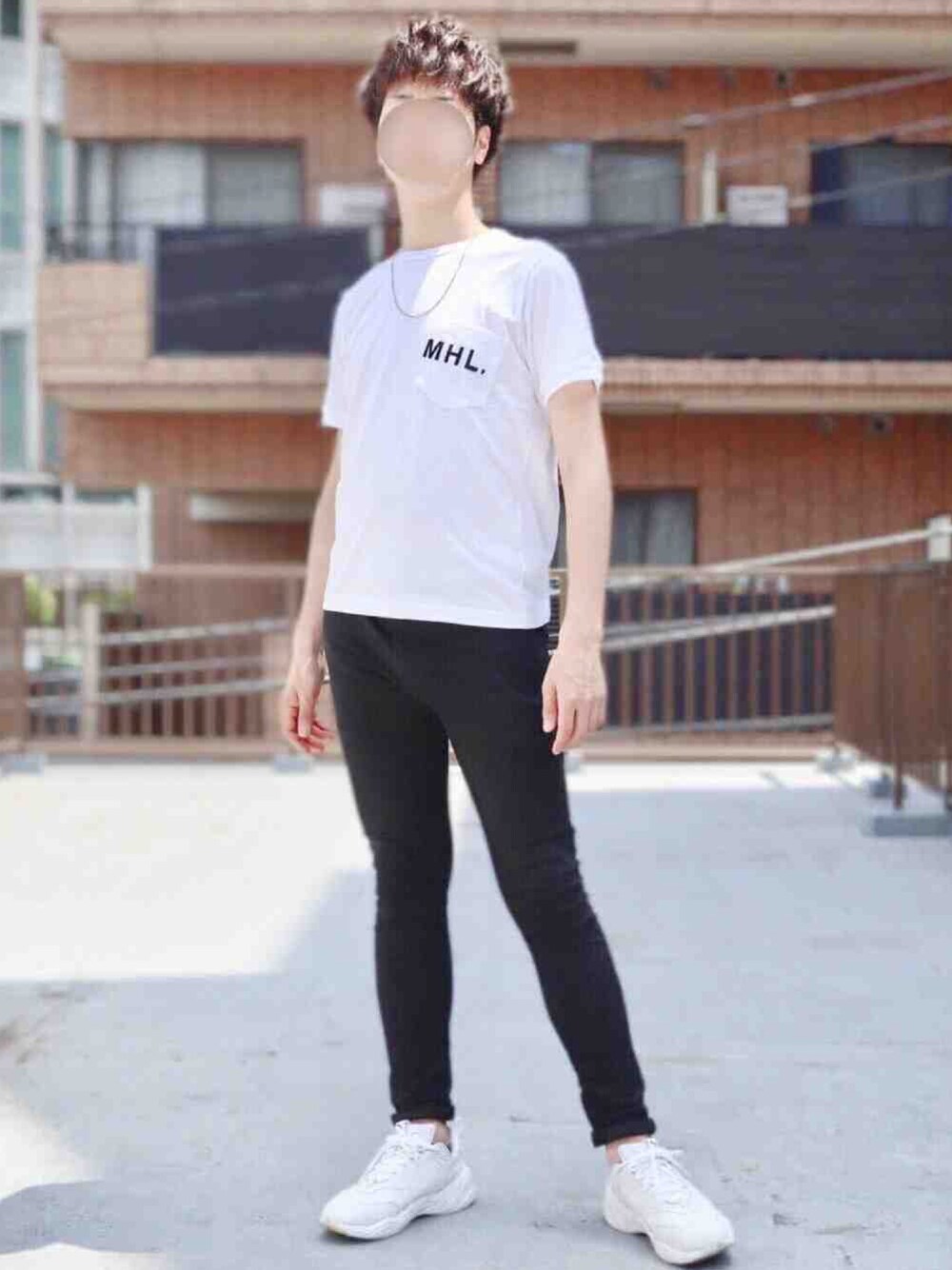 ホワイト系のTシャツ/カットソー、ブラック系のデニムパンツ、ホワイト系のスニーカーを着用したメンズの春コーディネートの1枚目の写真
