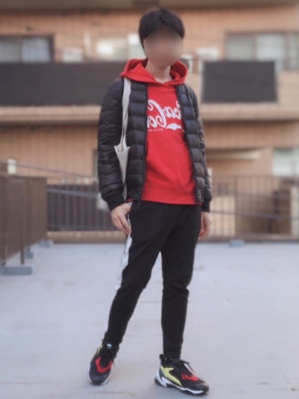 ブルゾンを使った「赤パーカー」のメンズ人気ファッション