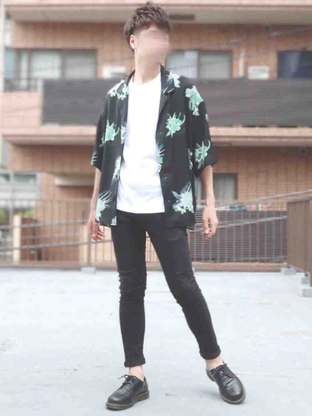 「きれいめカジュアル、柄シャツ、花柄、フラワープリント、HARE、LIDnM、黒スキニー、GU、ジーユー、haruto_ootd」｜「HAREのアートトロピカルビッグカイキンシャツ(HARE)（シャツ/ブラウス、ブラック系）」を使った、☀️HARUTO☀️さん（メンズ・183cm）の夏コーディネートの1枚目の写真