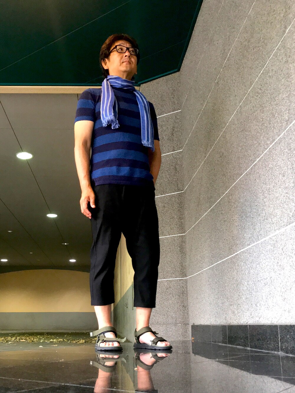 「神戸、寝起き、コットンマフラー」｜「Hub&Spokeの鹿の子ボーダーTシャツ（Tシャツ/カットソー、ブルー系）」を使った、しもん＠WEARさん（メンズ・173cm）の夏コーディネートの1枚目の写真