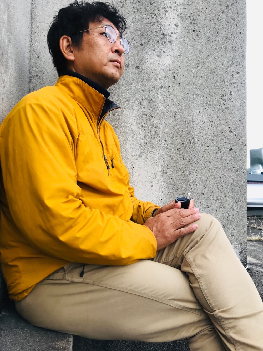 「仕事着、タートルネック、現場スタイル」｜「mont-bellのアイテム（ナイロンジャケット、イエロー系）」を使った、しもん＠WEARさん（メンズ・173cm）の秋コーディネートの1枚目の写真