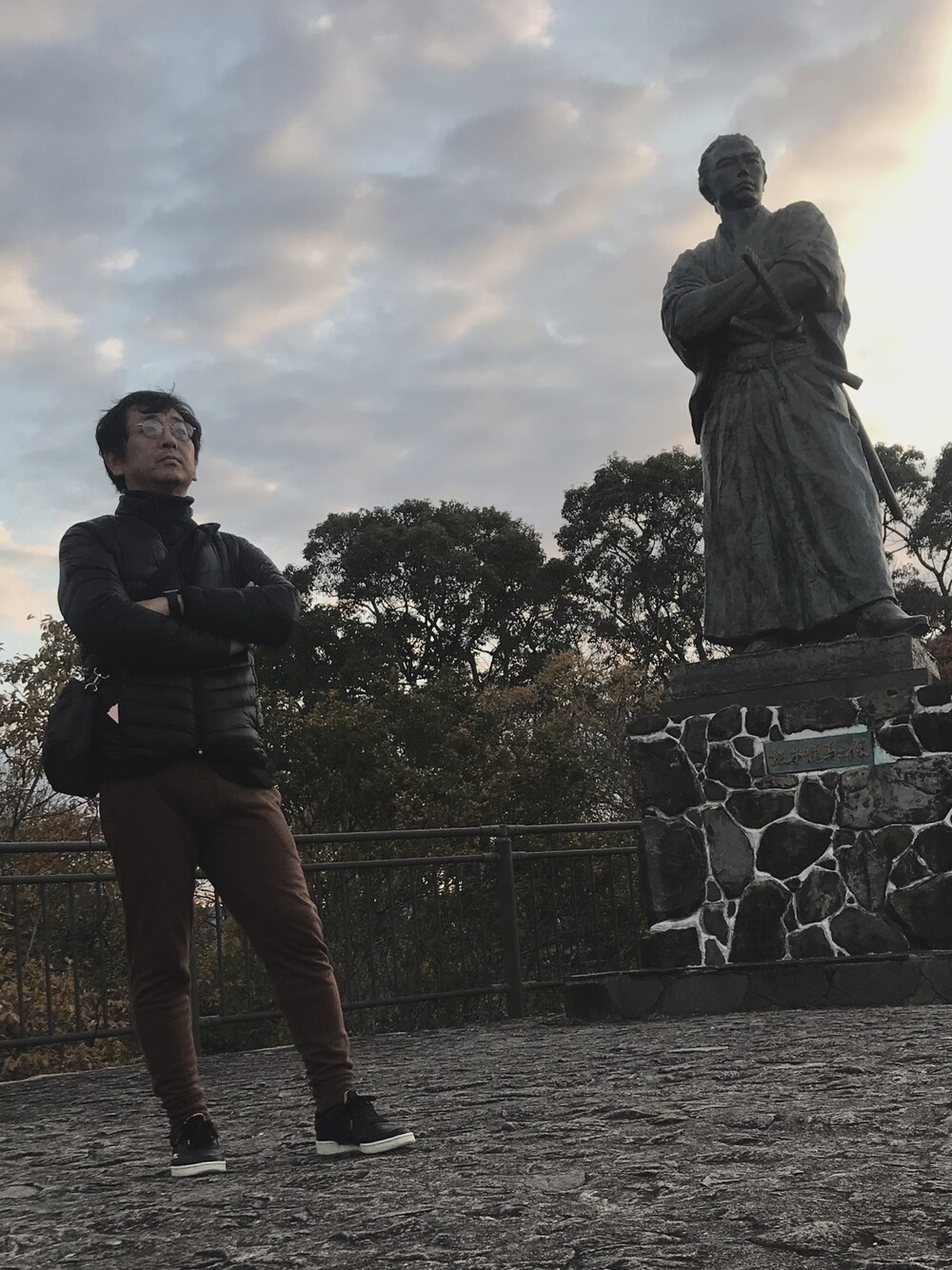 「散歩、長崎市、坂本龍馬」｜「JOKERのスウェットスキニージョガーパンツ スウェットパンツ（スウェットパンツ、ブラウン系）」を使った、しもん＠WEARさん（メンズ・173cm）の冬コーディネートの1枚目の写真