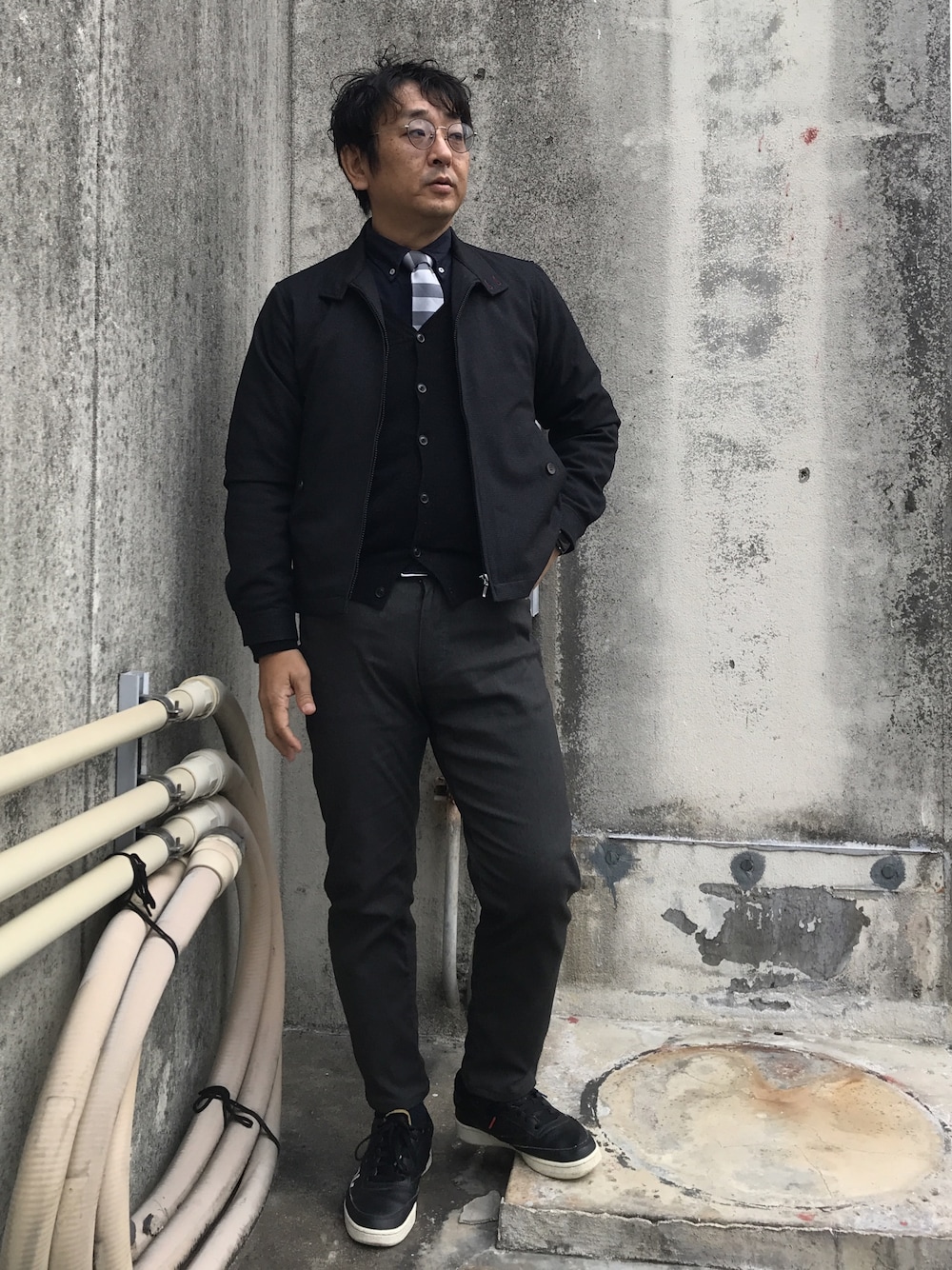 「仕事着、ブルゾン、トップバリュー」｜「トップバリューのアイテム（その他パンツ、グレー系）」を使った、しもん＠WEARさん（メンズ・173cm）の冬コーディネートの1枚目の写真