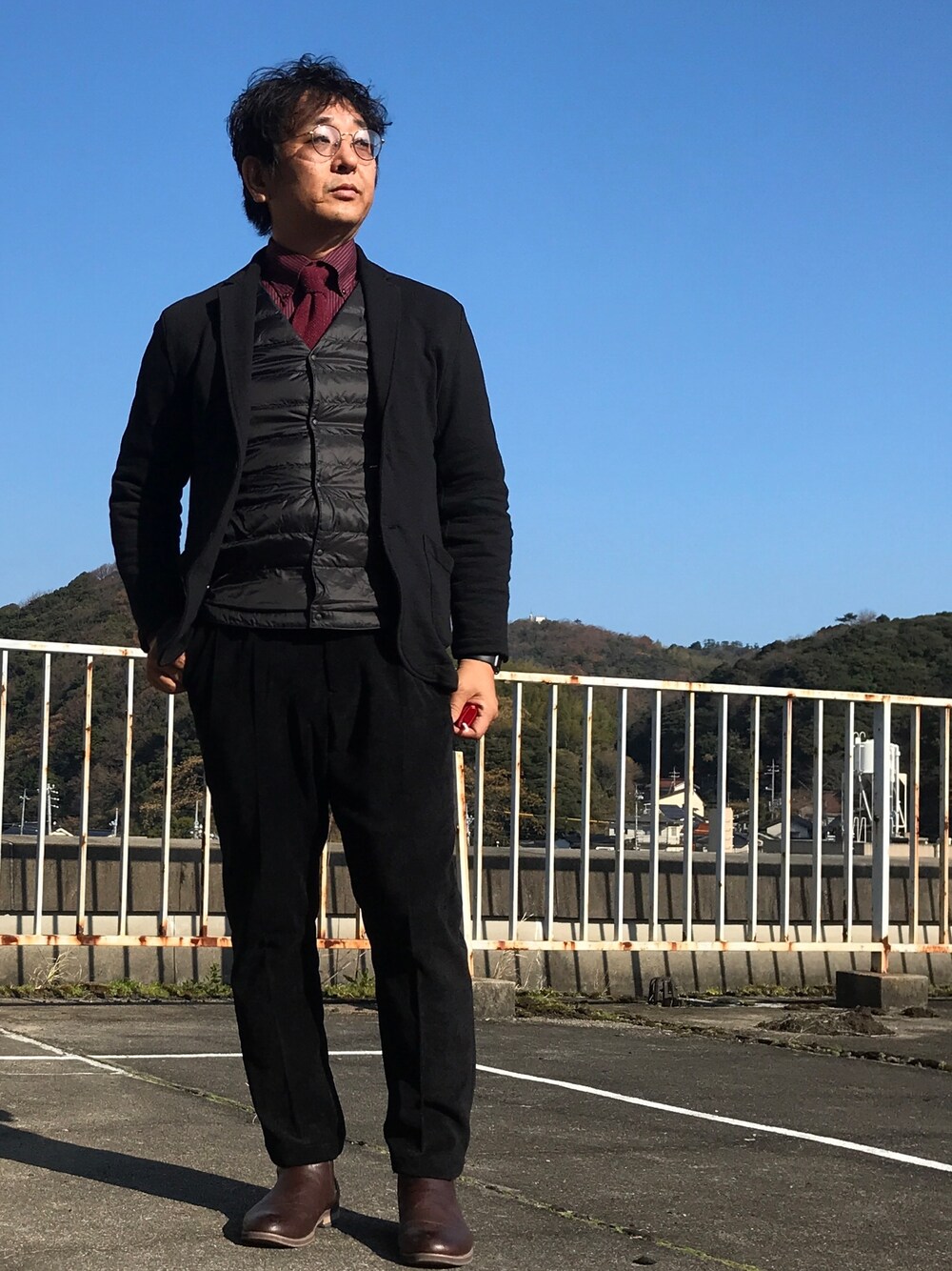 「年末WEAR感謝祭、ブラック、仕事着、厚着」｜「glabellaの【glabella/グラベラ】 PUレザー プレーントゥ サイドゴアブーツ / チェルシーブーツ（ブーツ、ブラウン系）」を使った、しもん＠WEARさん（メンズ・173cm）の冬コーディネートの1枚目の写真