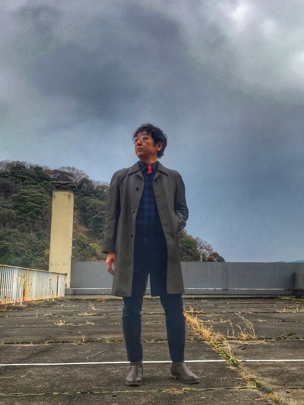 「年末WEAR感謝祭、仕事着、今日は少し薄着、ナノユニバース、nano・universe、サイドゴアブーツ、さしいろ赤」｜「glabellaの【glabella/グラベラ】 PUレザー プレーントゥ サイドゴアブーツ / チェルシーブーツ（ブーツ、ブラウン系）」を使った、しもん＠WEARさん（メンズ・173cm）の冬コーディネートの1枚目の写真