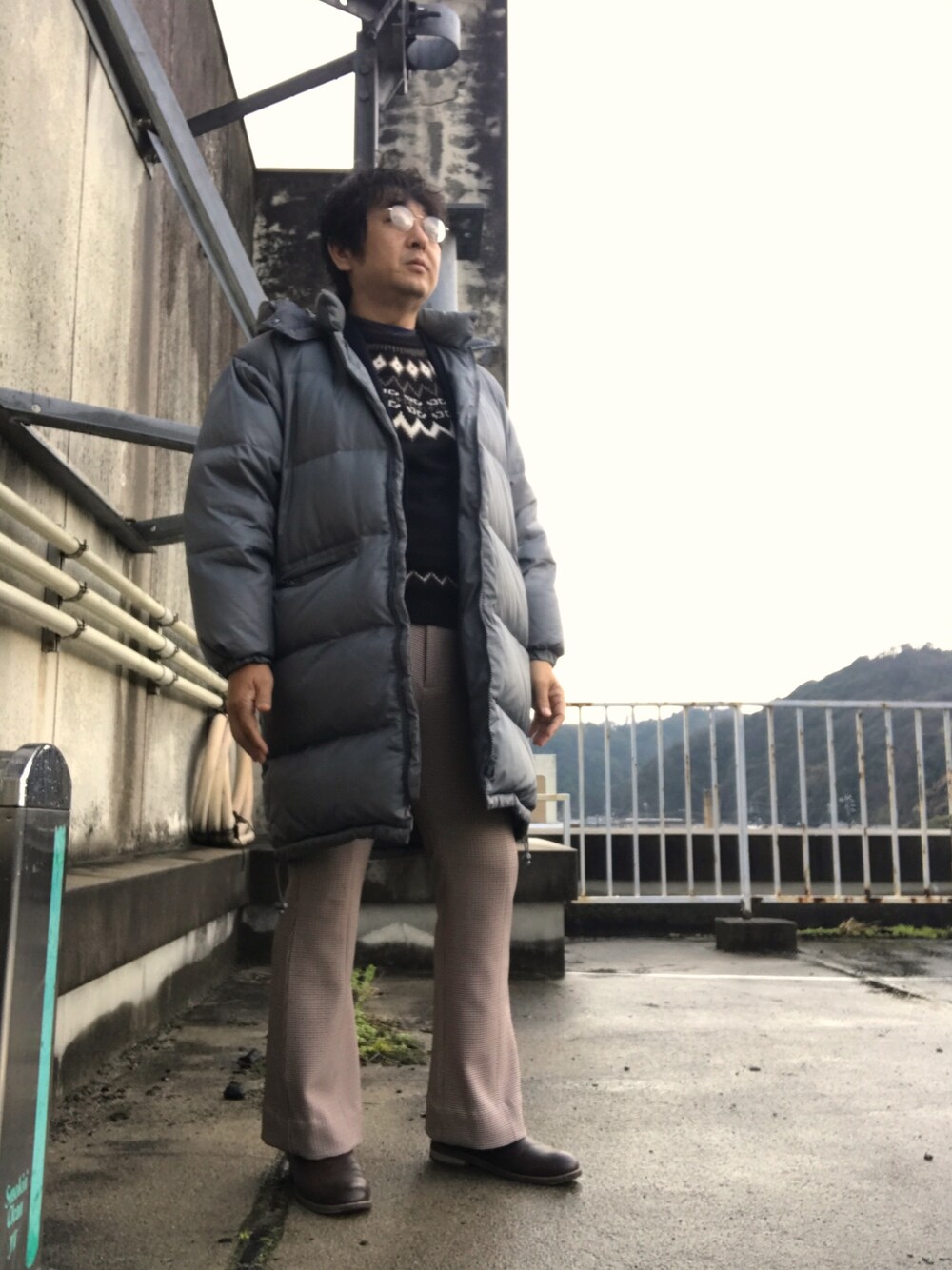 「冬アウター着回しチャレンジ、仕事着」｜「WEGOのWEGO/クラシックチェックフレアスラックス（スラックス、ブラウン系）」を使った、しもん＠WEARさん（メンズ・173cm）の冬コーディネートの1枚目の写真