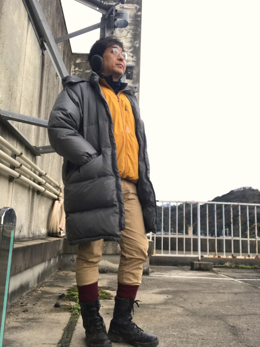 「現場仕事」｜「Reebokのアイテム（ダウンジャケット/コート、シルバー系）」を使った、しもん＠WEARさん（メンズ・173cm）の冬コーディネートの1枚目の写真