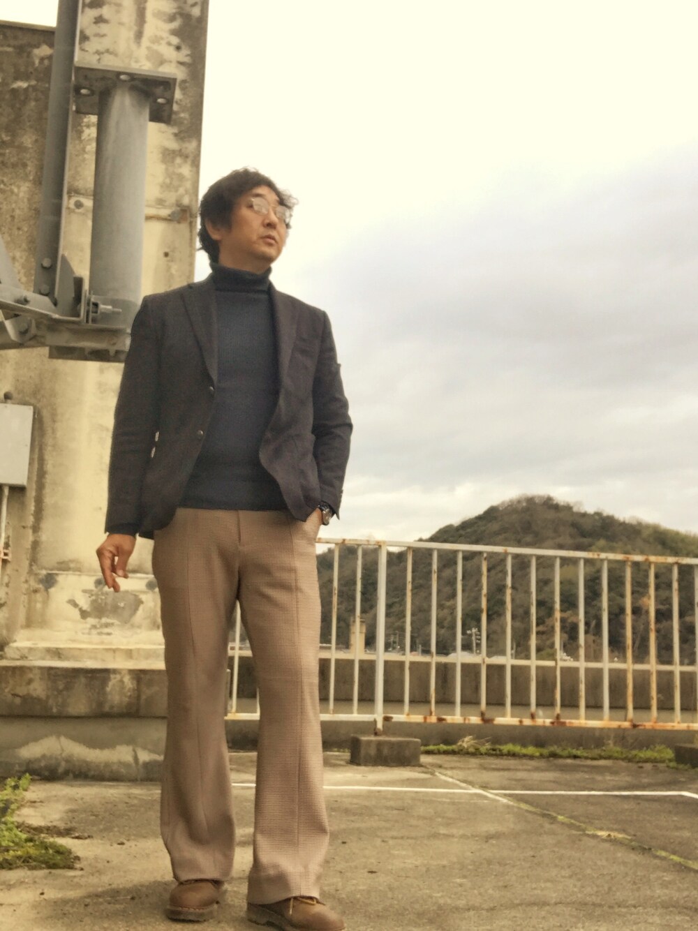 「仕事着」｜「WEGOのWEGO/クラシックチェックフレアスラックス（スラックス、ブラウン系）」を使った、しもん＠WEARさん（メンズ・173cm）の冬コーディネートの1枚目の写真