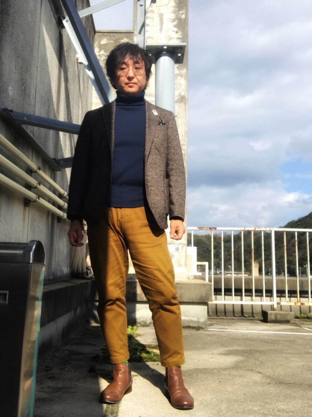 「仕事コーデ」｜「fort pointの【FORT POINT】ｽﾄﾚｯﾁﾘﾌﾞﾀｰﾄﾙﾈｯｸ（ニット/セーター、ブルー系）」を使った、しもん＠WEARさん（メンズ・173cm）の冬コーディネートの1枚目の写真