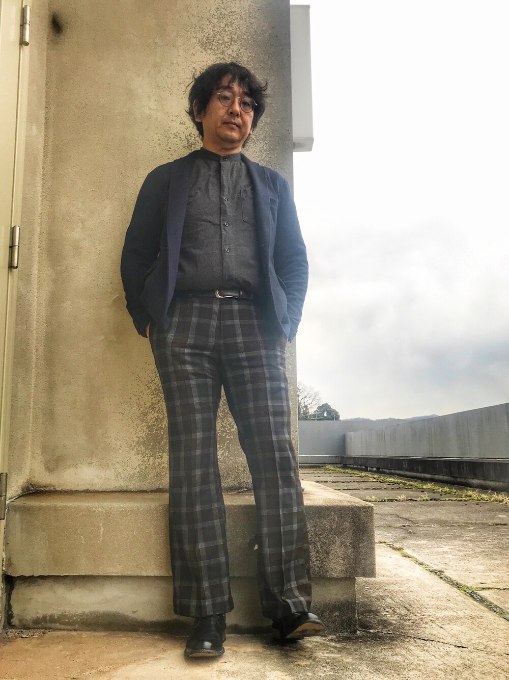 「仕事着、スタンドカラー」｜「JUNREDの【ダークチェック】セミフレアチェックパンツ（その他パンツ、ブラウン系）」を使った、しもん＠WEARさん（メンズ・173cm）の冬コーディネートの1枚目の写真