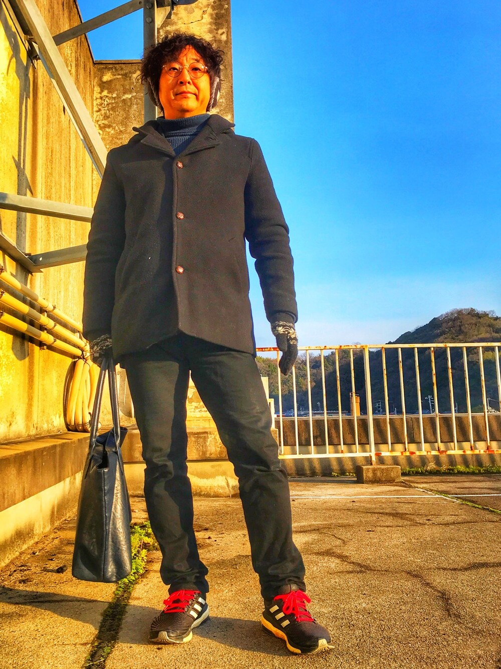 「ブラック、仕事着」｜「EDWINのアイテム（デニムパンツ、ブラック系）」を使った、しもん＠WEARさん（メンズ・173cm）の冬コーディネートの1枚目の写真