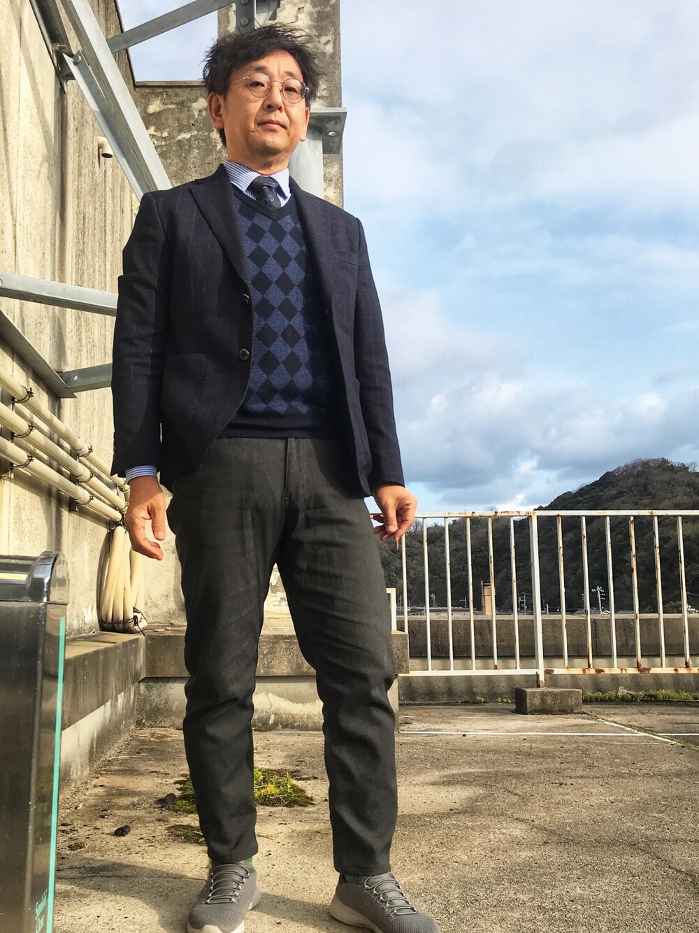 「アーガイル柄」｜「SKECHERSのアイテム（スニーカー、グレー系）」を使った、しもん＠WEARさん（メンズ・173cm）の冬コーディネートの1枚目の写真