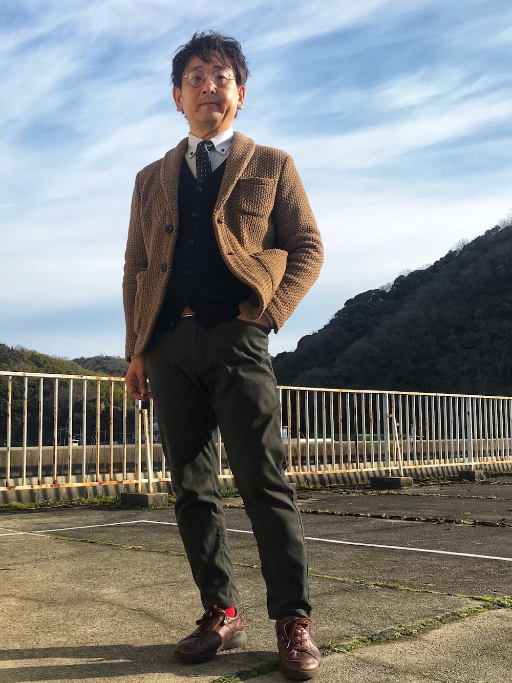 「仕事着」｜「MASON'Sのアイテム（テーラードジャケット、ブラウン系）」を使った、しもん＠WEARさん（メンズ・173cm）の冬コーディネートの1枚目の写真
