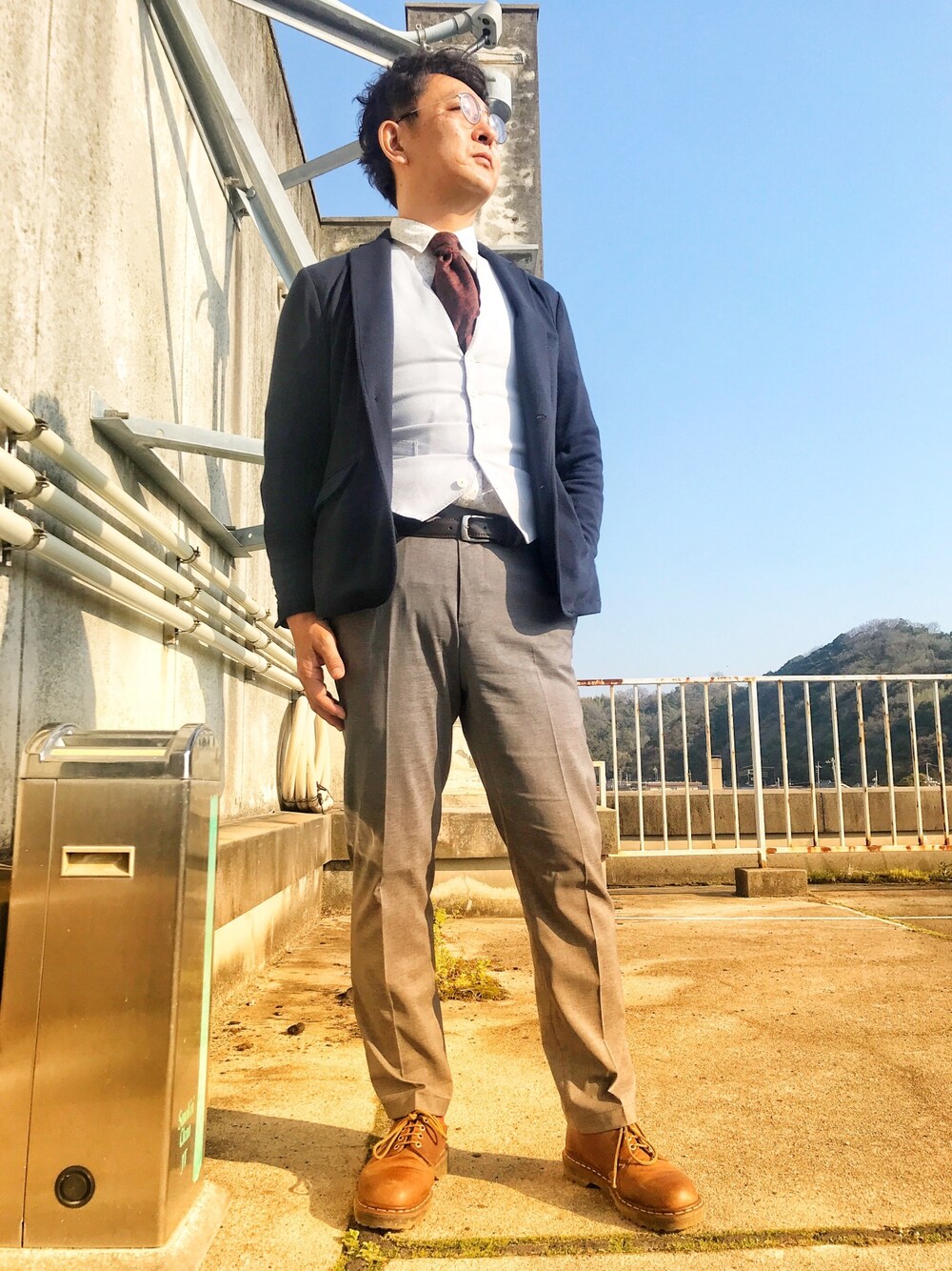 「仕事着、春コーデ」｜「UNIQLOの感動パンツ（ソフトタッチ・ウールライク・丈標準85cm）（その他パンツ、グレー系）」を使った、しもん＠WEARさん（メンズ・173cm）の春コーディネートの1枚目の写真