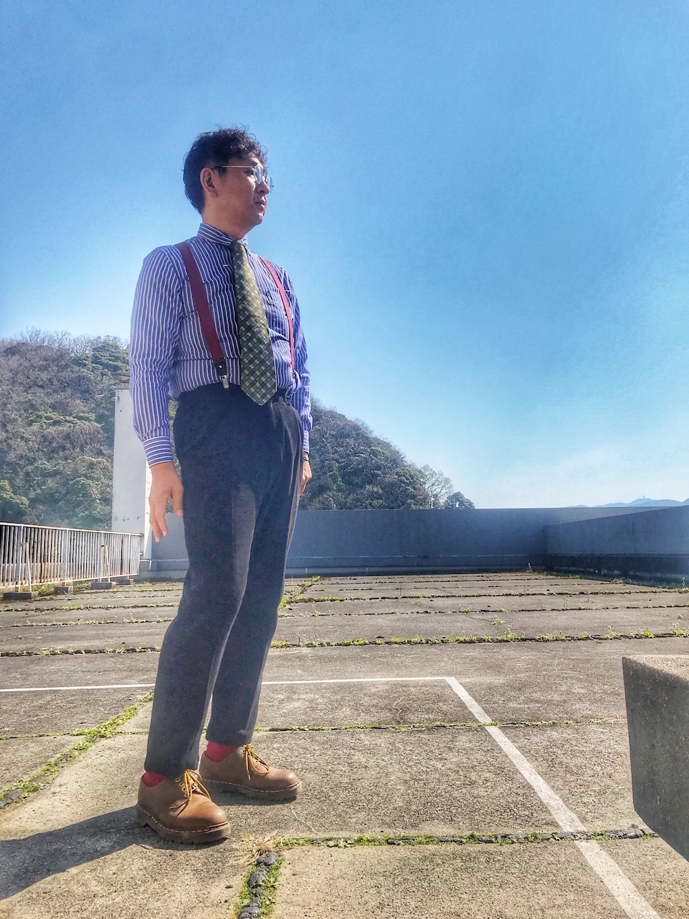 「仕事着、サスペンダー」｜「UNIQLOのアイテム（シャツ/ブラウス、ブルー系）」を使った、しもん＠WEARさん（メンズ・173cm）の春コーディネートの1枚目の写真