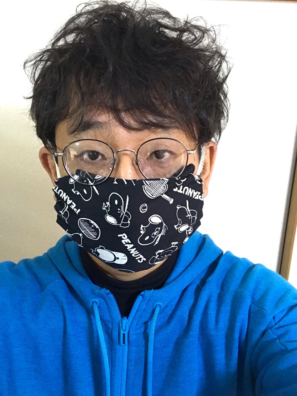 「マスク、今日のマスク」｜「adidasのID スタジアム フルジップフーディー（パーカー、ブルー系）」を使った、しもん＠WEARさん（メンズ・173cm）の春コーディネートの1枚目の写真