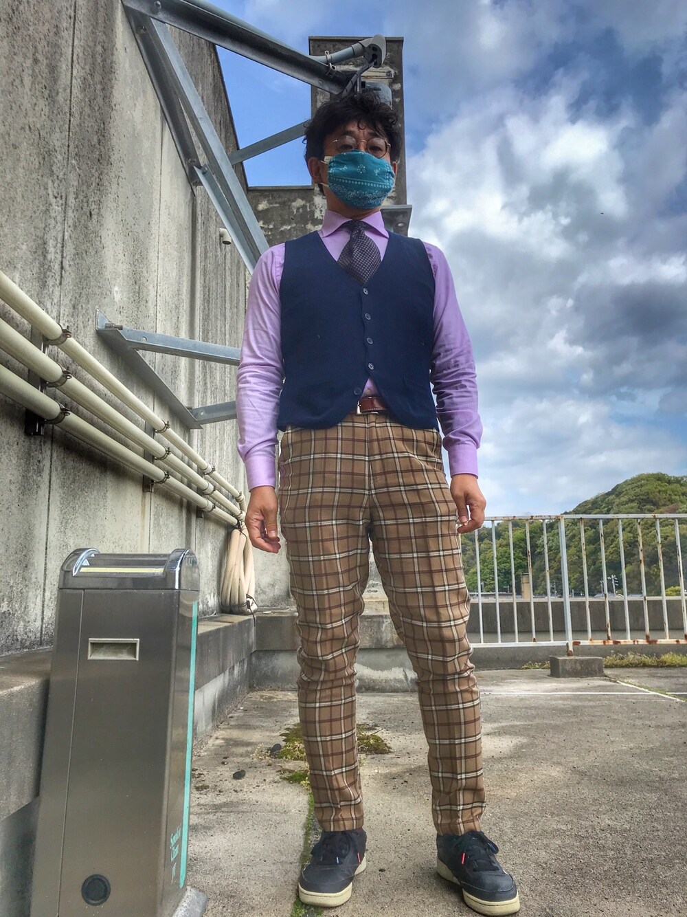 「仕事着、マスク」｜「MONO-MARTのチノトラウザーズテーパードシルエットTRスラックス(MONO-MART)（スラックス、ベージュ系）」を使った、しもん＠WEARさん（メンズ・173cm）の春コーディネートの1枚目の写真