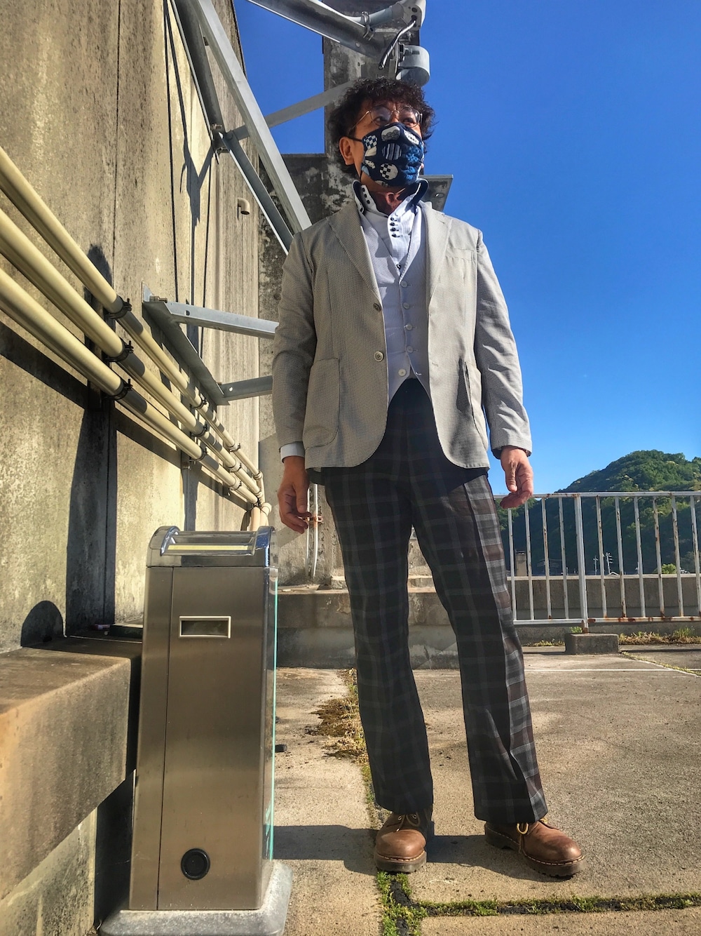「仕事着」｜「JUNREDの【ダークチェック】セミフレアチェックパンツ（その他パンツ、ブラウン系）」を使った、しもん＠WEARさん（メンズ・173cm）の春コーディネートの1枚目の写真