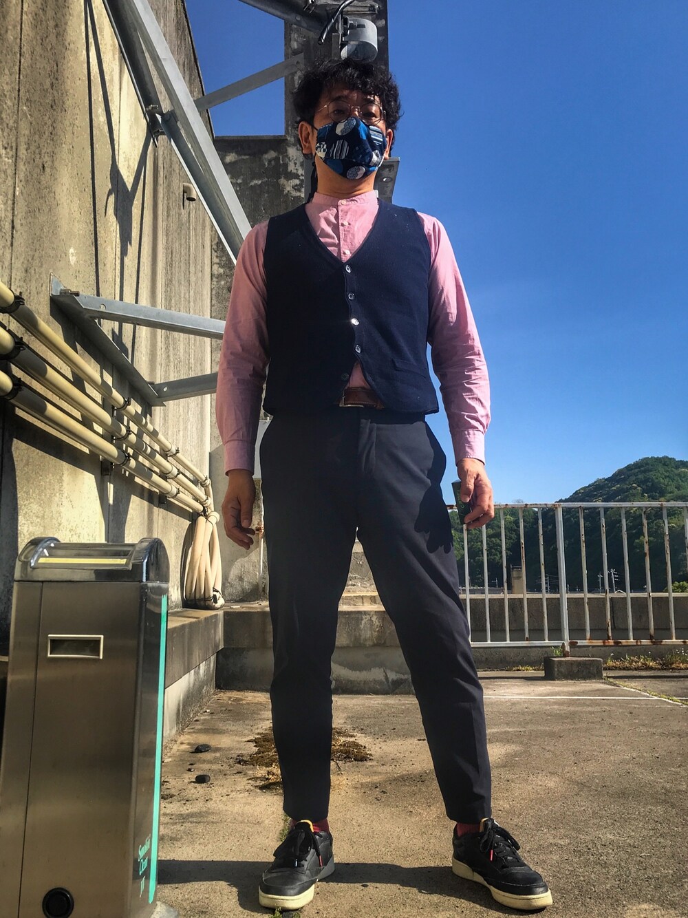 「スタンドカラー」｜「TOKYO SHIRTSの鹿の子 針抜き ベーシックジレ（ベスト、ブルー系）」を使った、しもん＠WEARさん（メンズ・173cm）の春コーディネートの1枚目の写真