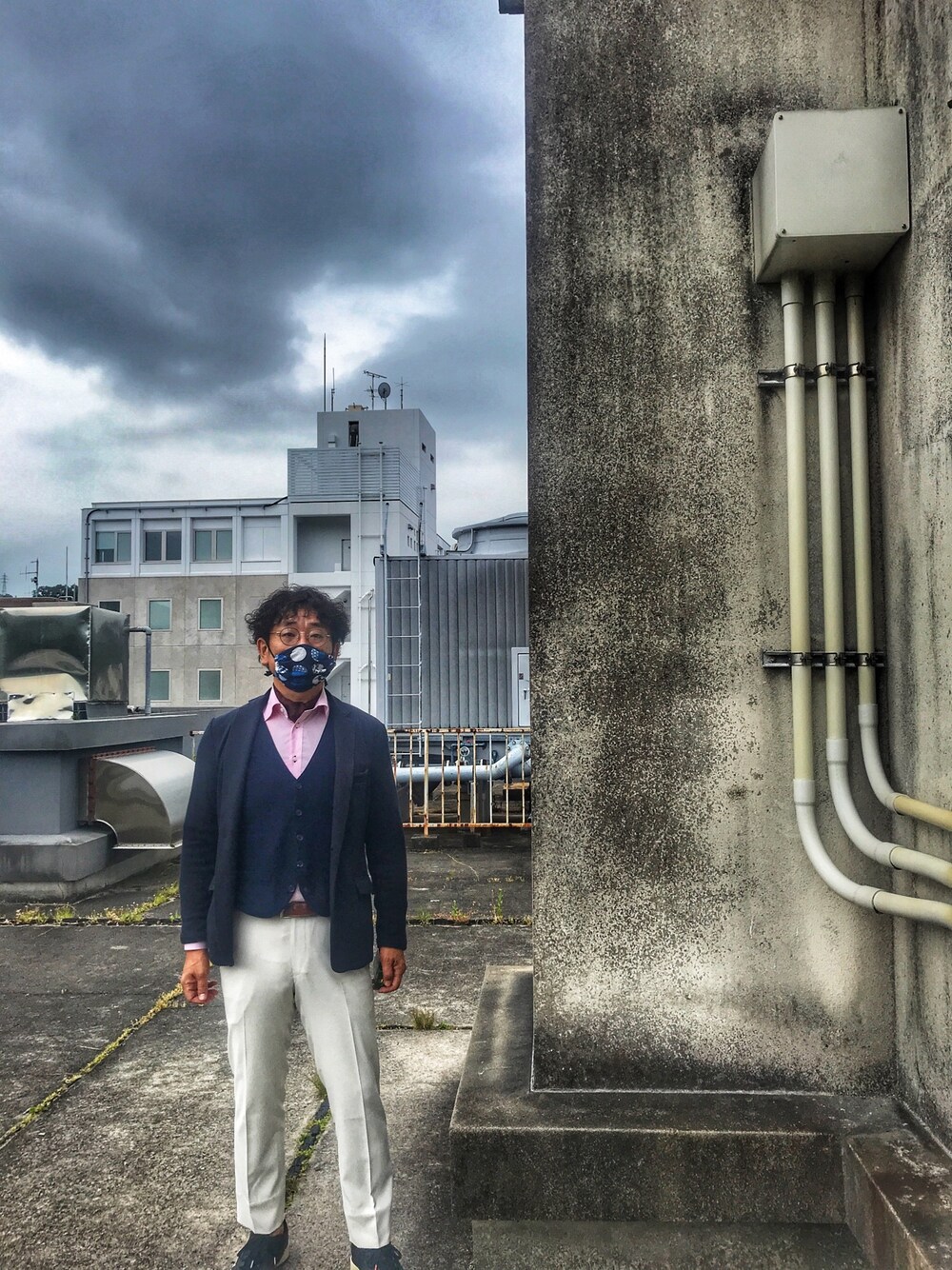 「仕事着」｜「TOKYO SHIRTSの鹿の子 針抜き ベーシックジレ（ベスト、ブルー系）」を使った、しもん＠WEARさん（メンズ・173cm）の春コーディネートの1枚目の写真