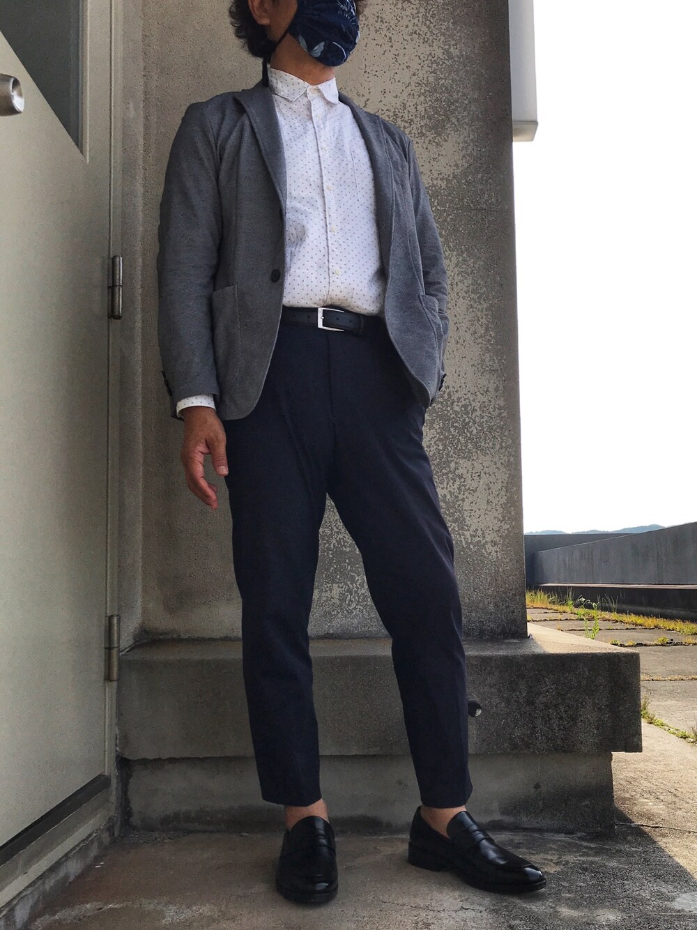 「夏コーデ、仕事着、プチプラ」｜「UNIQLOのEZYアンクルパンツ（ウルトラストレッチ・丈長め76cm）（その他パンツ、ブルー系）」を使った、しもん＠WEARさん（メンズ・173cm）の夏コーディネートの1枚目の写真