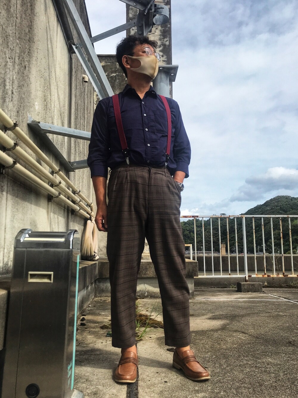 「しまむら」｜「しまむらのアイテム（スラックス、ブラウン系）」を使った、しもん＠WEARさん（メンズ・173cm）の秋コーディネートの1枚目の写真