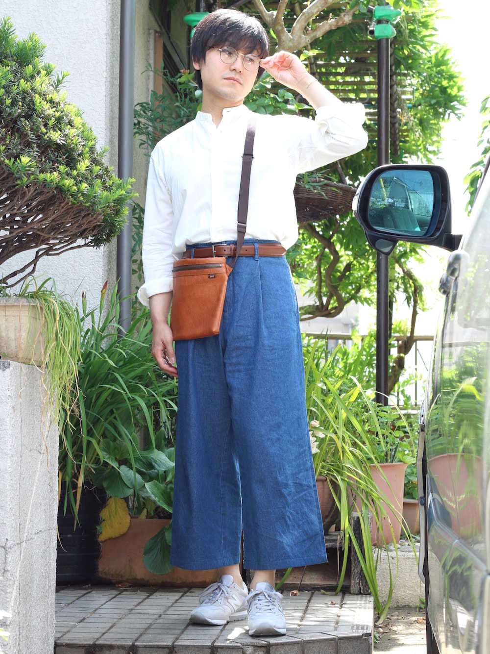 ホワイト系のシャツ/ブラウス、ブルー系のその他パンツ、グレー系のスニーカーを着用したメンズの春コーディネートの1枚目の写真