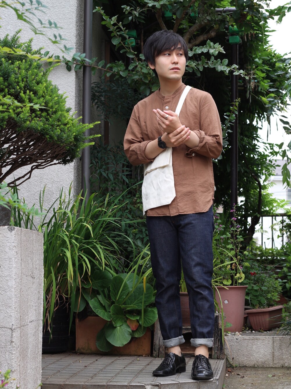 ブラウン系のシャツ/ブラウス、ブルー系のデニムパンツ、ブラック系のドレスシューズを着用したメンズの夏コーディネートの1枚目の写真