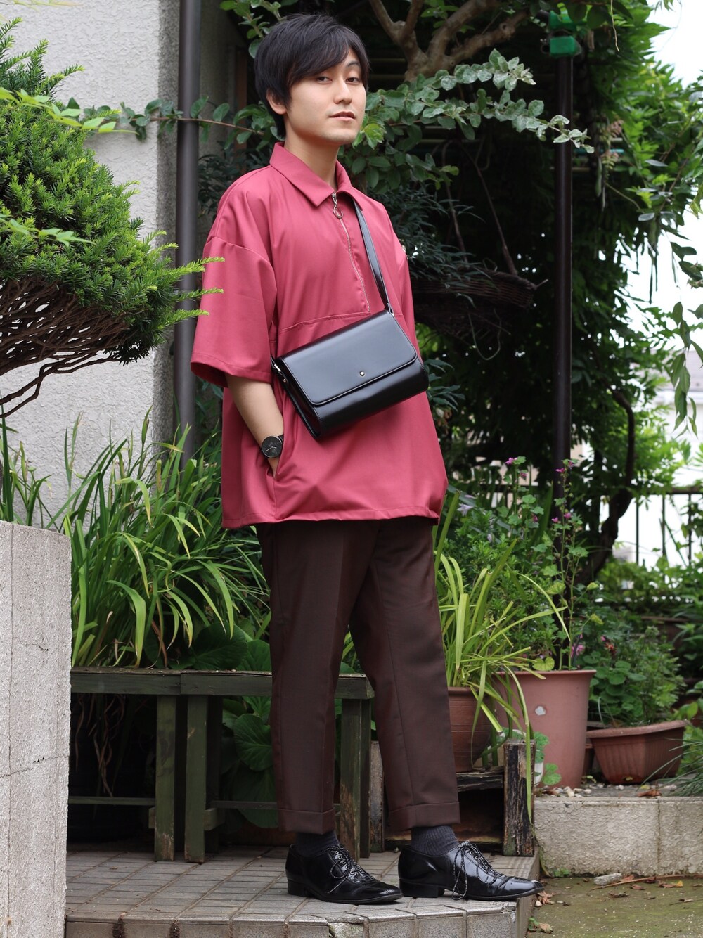 グレー系のシャツ/ブラウス、ブラック系のショルダーバッグ、ブラウン系のスラックスを着用したメンズの夏コーディネートの1枚目の写真