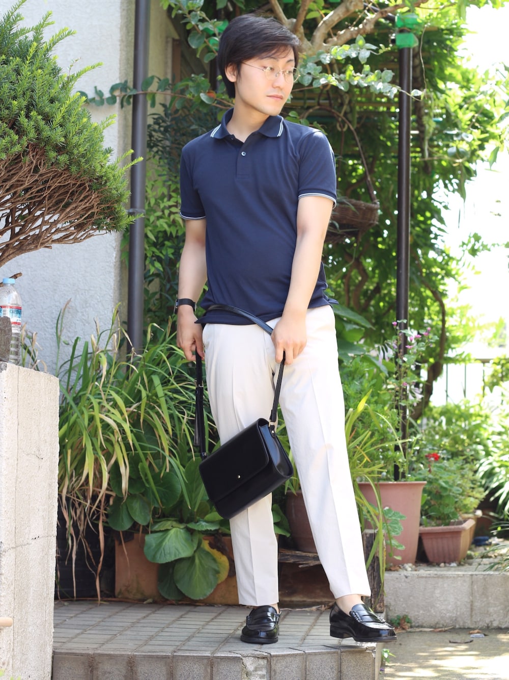 「シンプル、ネイビー、ホワイト、夏、ショルダーバッグ、低身長、白パンツ、ネイビー×ホワイト」｜「UNIQLOのドライカノコデザインポロシャツ（半袖）＋EC（ポロシャツ、ブルー系）」を使った、kitamuさん（メンズ・165cm）の夏コーディネートの1枚目の写真