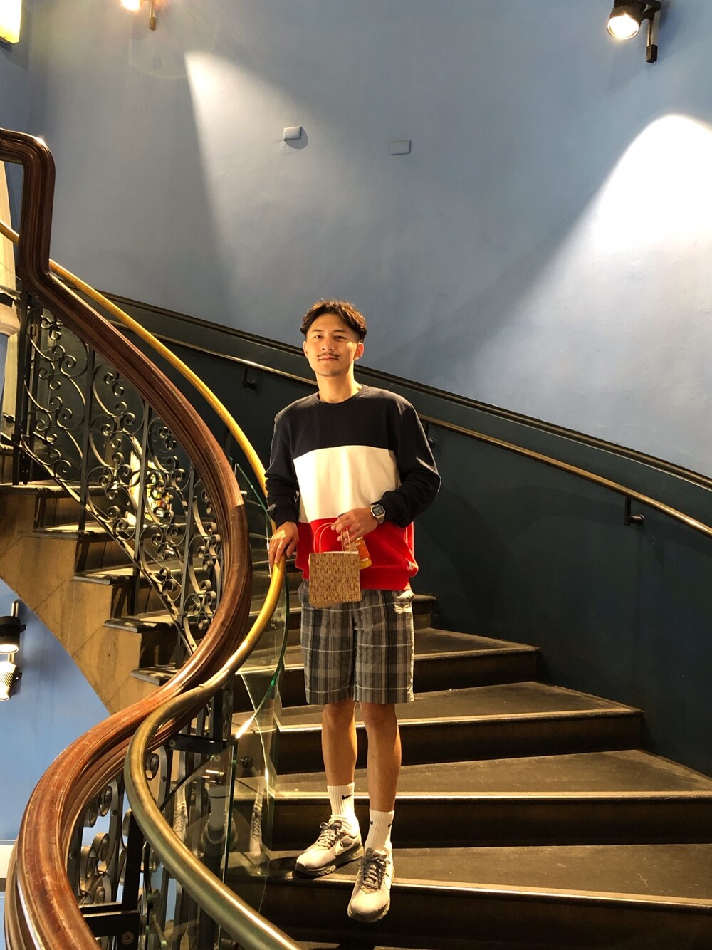 「fragment designのアイテム（スニーカー、その他）」を使った、Holmesさん（メンズ・180cm）の春コーディネートの1枚目の写真