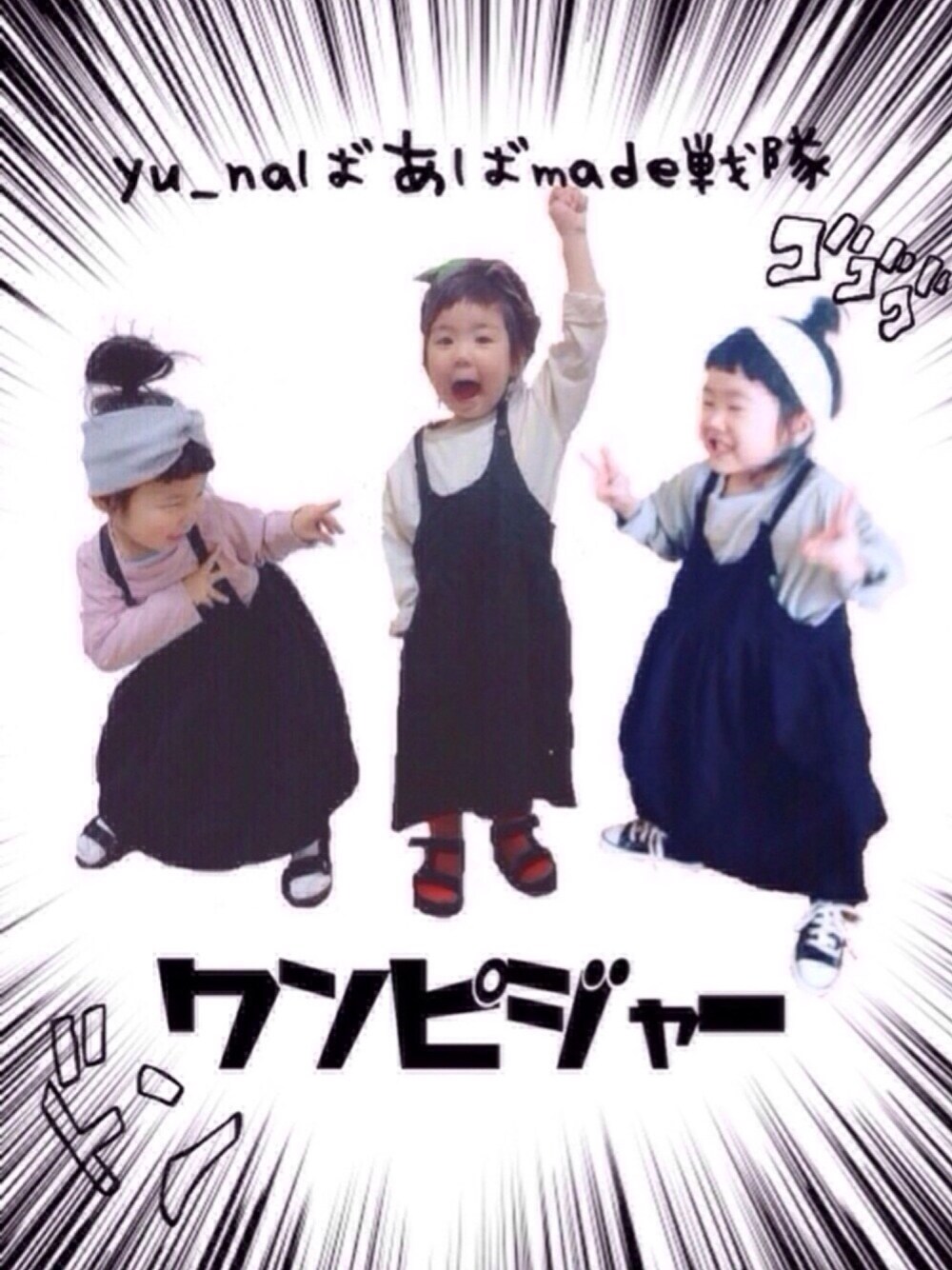 ブラック系のワンピース、ピンク系のTシャツ/カットソー、ブラック系のクラッチバッグを着用したキッズの春コーディネートの1枚目の写真