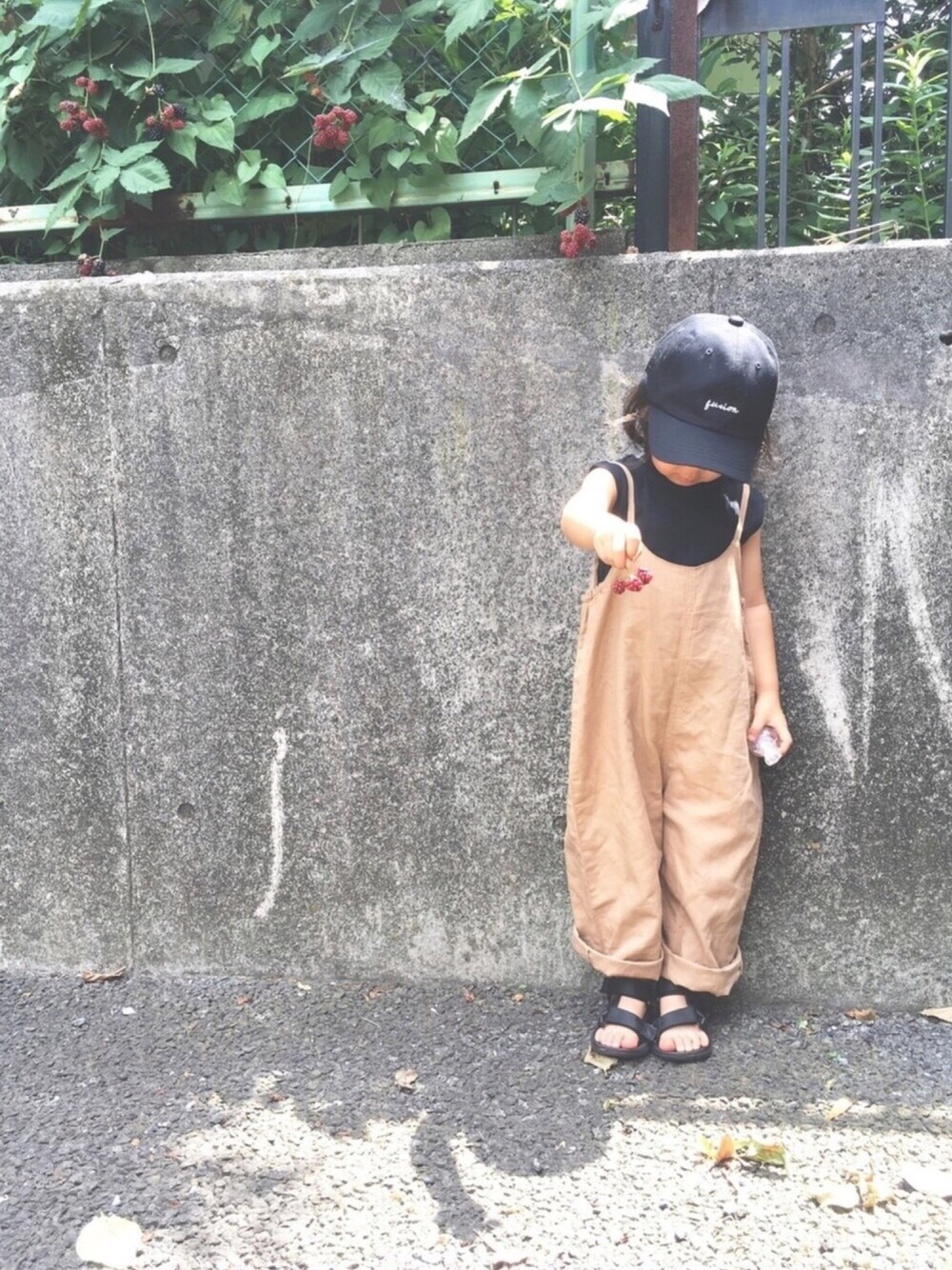 ブルー系のTシャツ/カットソー、ベージュ系のサロペット/オーバーオール、ブラック系のサンダルを着用したキッズの夏コーディネートの1枚目の写真