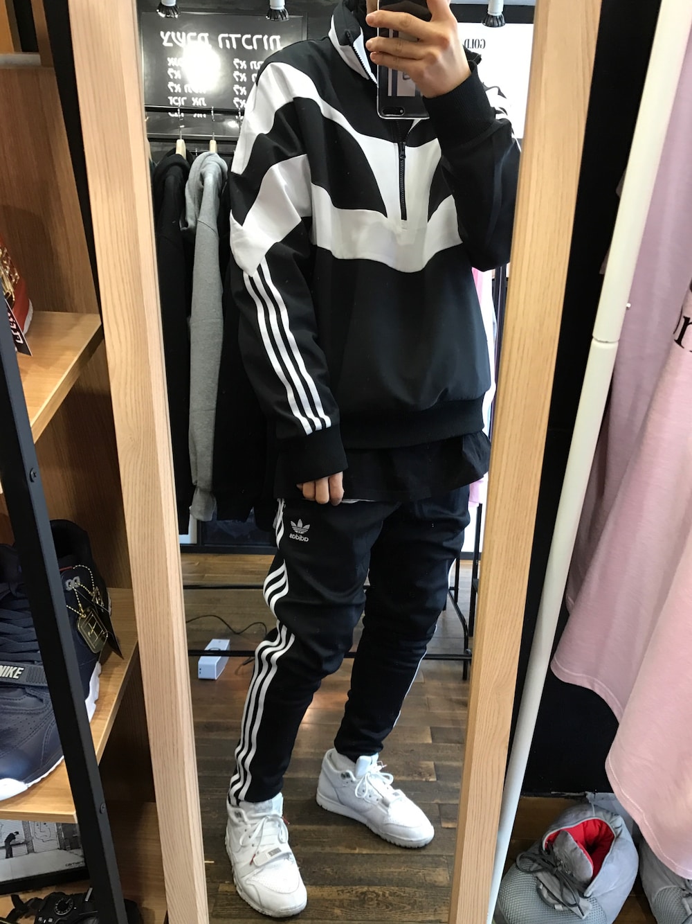「sports、adidas、adidas originals、palace、palaceskateboards、NIKE、ootd、outfit」｜「adidas Originalsのアイテム（パンツ、ブラック系）」を使った、teekeiさん（メンズ・181cm）の冬コーディネートの1枚目の写真