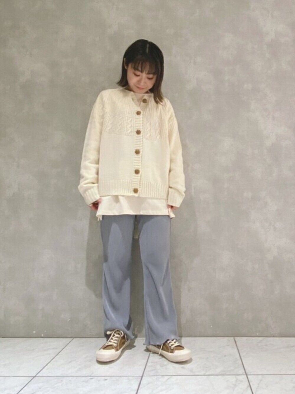 ホワイト系のカーディガン/ボレロ、ブルー系のその他パンツを着用したレディースの冬コーディネートの1枚目の写真