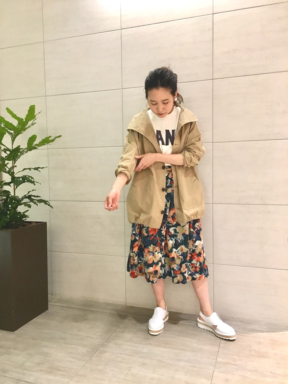 「コート、フレアスカート、スカート、ロゴT、ミリタリー、花柄、大人カジュアル、春コーデ、ミモレ丈スカート、オトナカジュアル」｜「NOMBRE IMPAIRのN/Cオックス ポンチョコート（ポンチョ、ベージュ系）」を使った、suu.さん（レディース・152cm）の春コーディネートの1枚目の写真