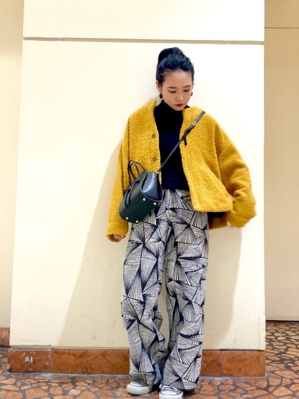 「秋冬コーデ、休日コーデ、オトナカジュアル、低身長、アウター、マスタード、柄パンツ、ノンブルアンペール、ハイネック、黒ニット」｜「NOMBRE IMPAIRの4者混ハイゲージ タートルネックニット（ニット/セーター、ブラック系）」を使った、suu.さん（レディース・152cm）の秋コーディネートの1枚目の写真