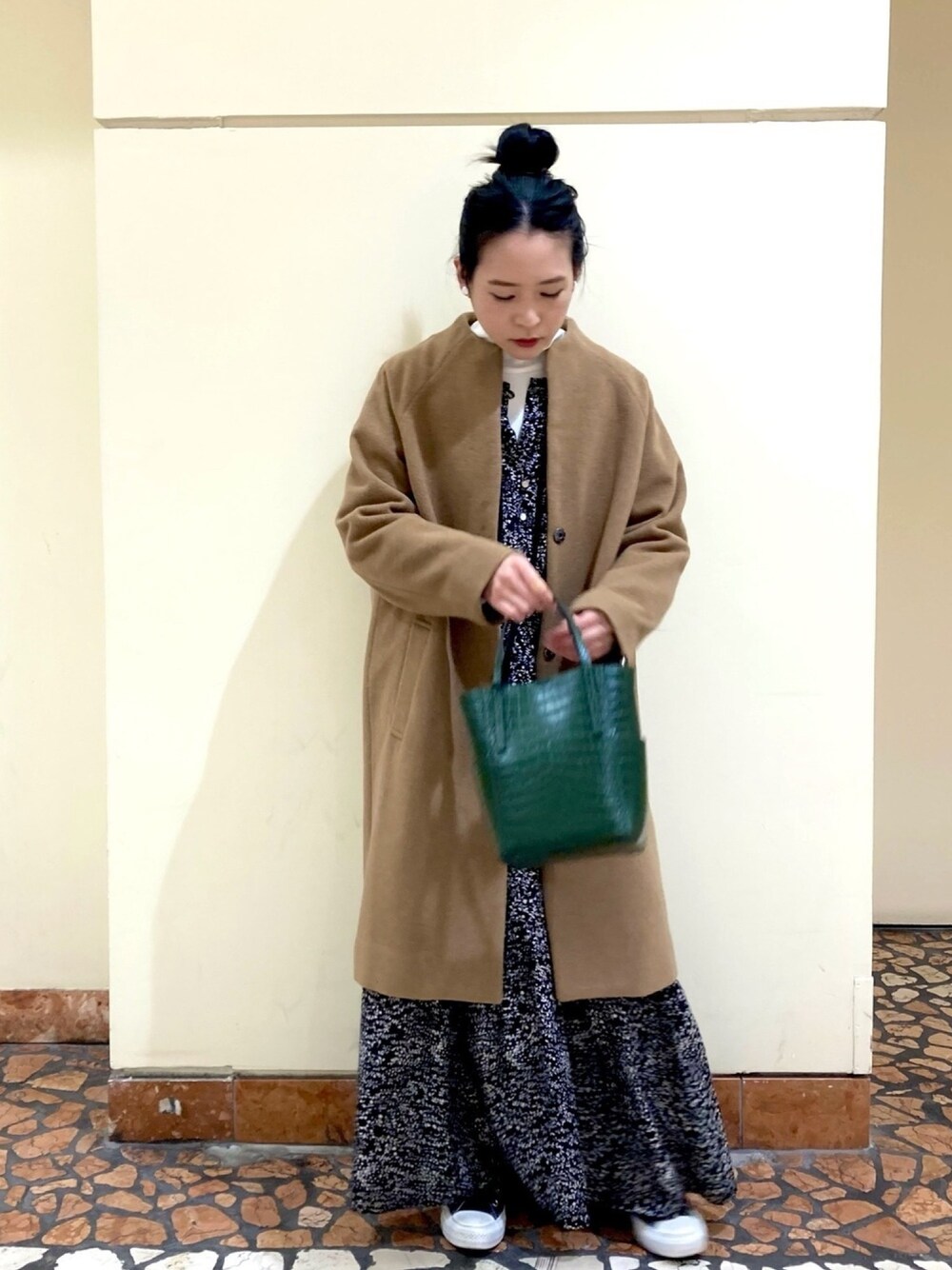 「きれいめカジュアル、オトナ女子、マキシ丈ワンピース、花柄、キャメル、低身長、ノンブルアンペール、冬、タートルネック、グリーン」｜「NOMBRE IMPAIRのｼﾞｪｯﾄﾗｲﾄ　ﾎﾞﾄﾙﾈｯｸｺｸｰﾝｺｰﾄ（その他アウター、イエロー系）」を使った、suu.さん（レディース・152cm）の冬コーディネートの1枚目の写真