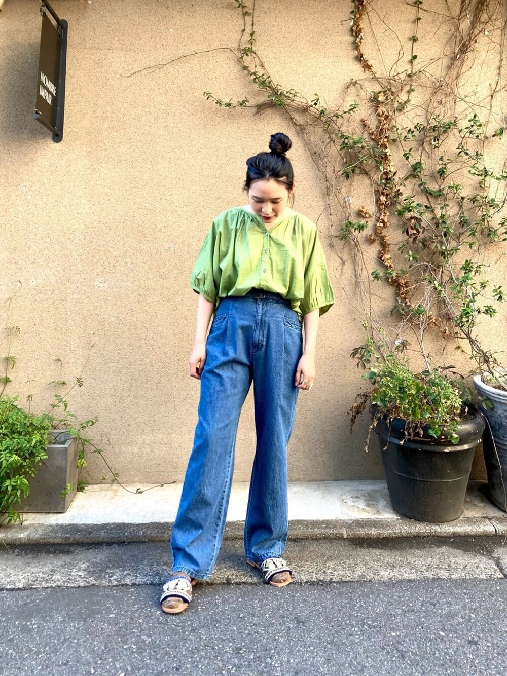 「デニム、ブラウス、カジュアル、シンプル、グリーン、休日コーデ、低身長、ノンブルアンペール、フィルデフェール」｜「NOMBRE IMPAIRのインドコットンボイル ドルマンブラウス（シャツ/ブラウス、グリーン系）」を使った、suu.さん（レディース・152cm）の春コーディネートの1枚目の写真
