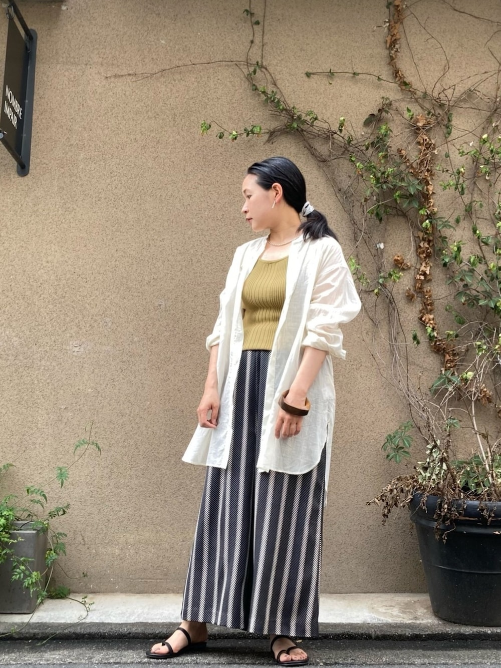 「大人カジュアル、低身長、休日スタイル、ストライプパンツ、シアーシャツ、ニットタンク、ノンブルアンペール、フィルデフェール、キュロット」｜「FIL DE FERの綿麻スラブローン ロングシャツ（シャツ/ブラウス、ホワイト系）」を使った、suu.さん（レディース・152cm）の夏コーディネートの1枚目の写真