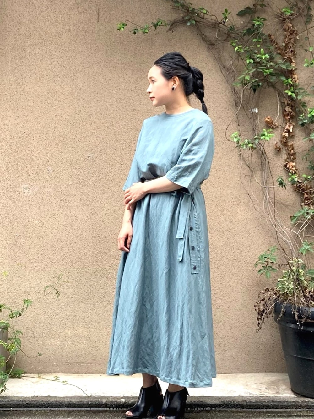 「ワンピース、グリーン、秋色、休日スタイル、おでかけ、きれいめカジュアル、低身長、ノンブルアンペール、くすみカラー」｜「Blanc Bleu Minuitのバイオワッシャー　サイド釦ワンピース（ワンピース、グリーン系）」を使った、suu.さん（レディース・152cm）の夏コーディネートの1枚目の写真