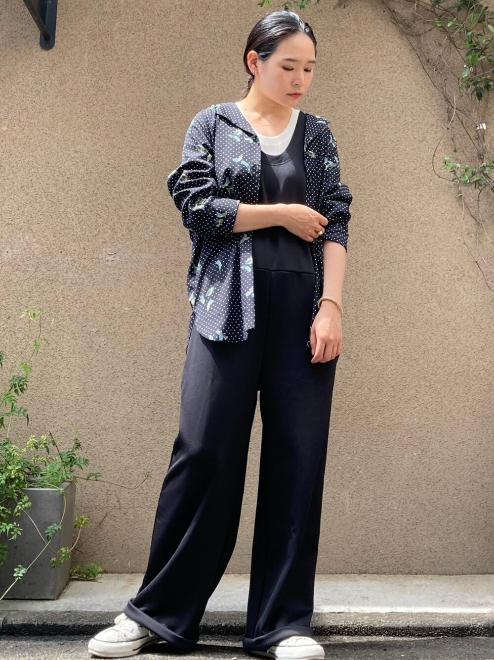 「サロペット、オトナ女子、オトナカジュアル、秋のコーデ、ブラック、柄シャツ、低身長、ノンブルアンペール、フィルデフェール」｜「NOMBRE IMPAIRのドット＆リーフPT　ロングブラウス（シャツ/ブラウス、ブラック系）」を使った、suu.さん（レディース・152cm）の夏コーディネートの1枚目の写真