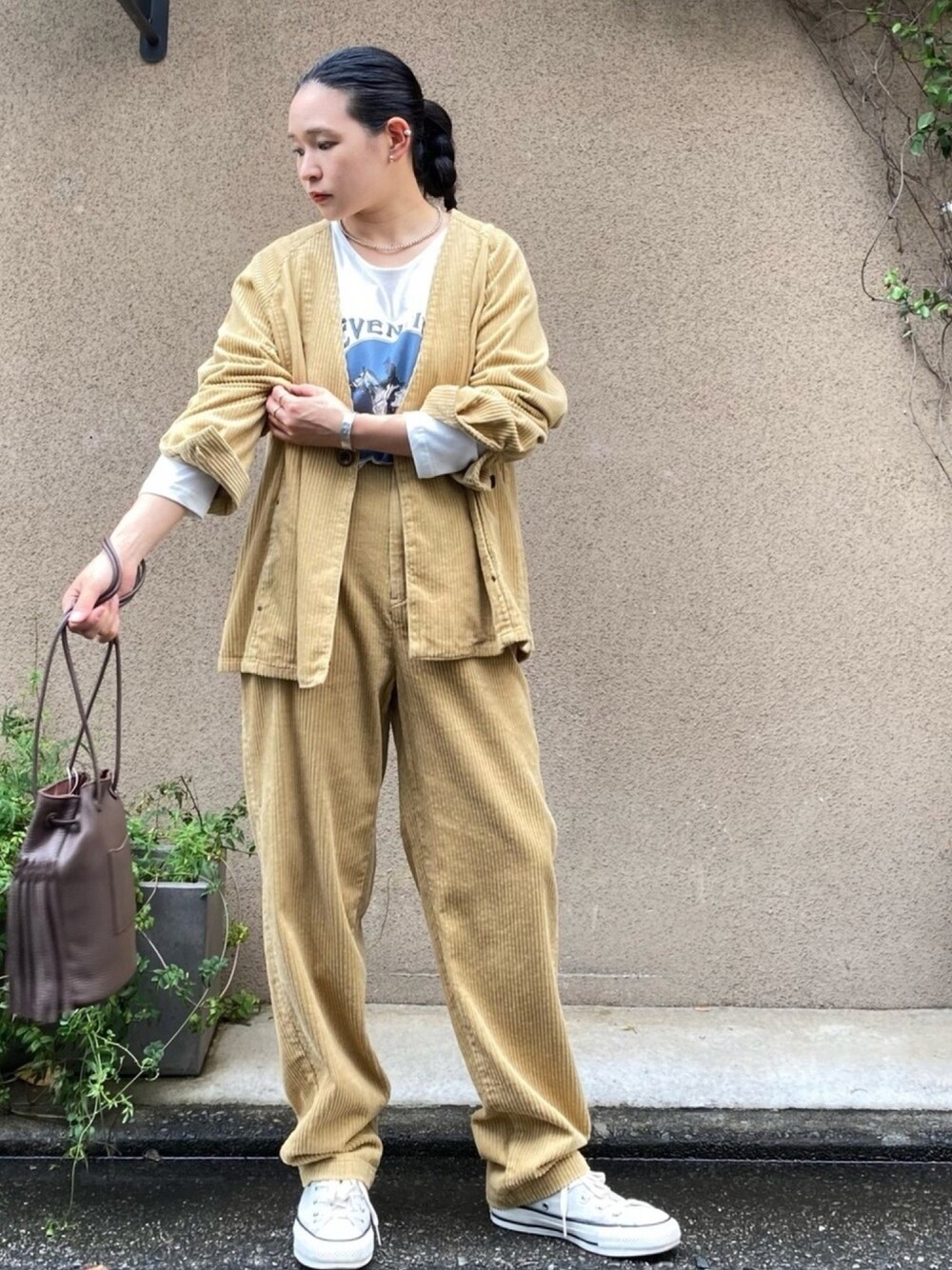 「秋のコーデ、休日スタイル、セットアップ、コーデュロイ、ベージュ、馬、ロンT、ノンブルアンペール、フィルデフェール、低身長」｜「FIL DE FERの太畝コーデュロイ　ノーカラーシャツ（シャツ/ブラウス、ベージュ系）」を使った、suu.さん（レディース・152cm）の秋コーディネートの1枚目の写真