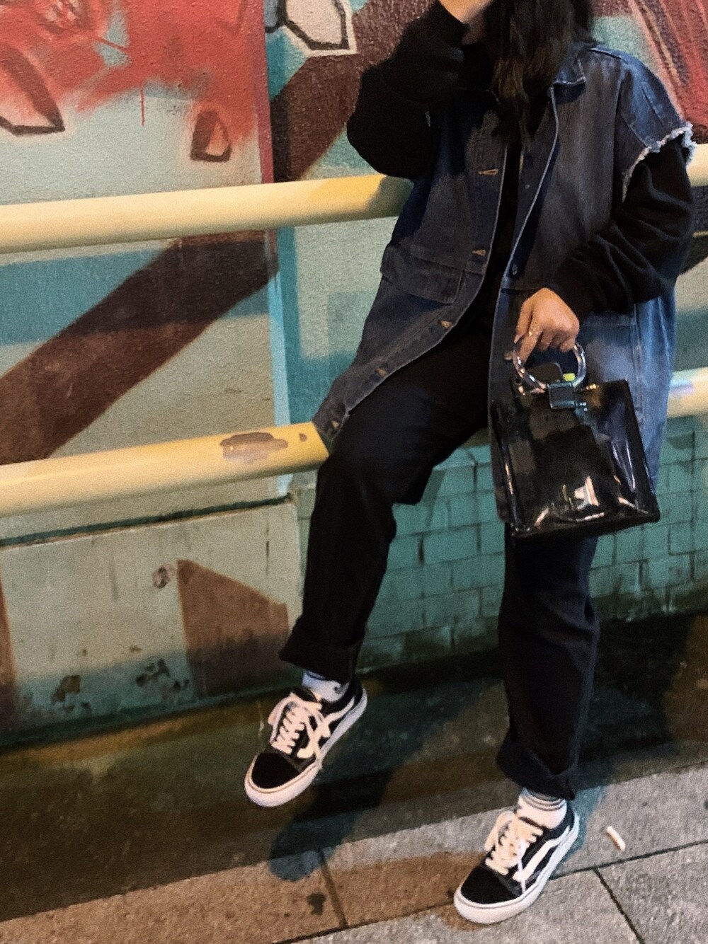 「デニムベスト、低身長コーデ、休日スタイル、ブラックコーデ、デニムジャケット、古着、古着MIX、JEANASiS、Gジャン、お洒落さんとつながりたい」｜「古着のアイテム（デニムパンツ、ブラック系）」を使った、miuさん（レディース・154cm）の秋コーディネートの1枚目の写真