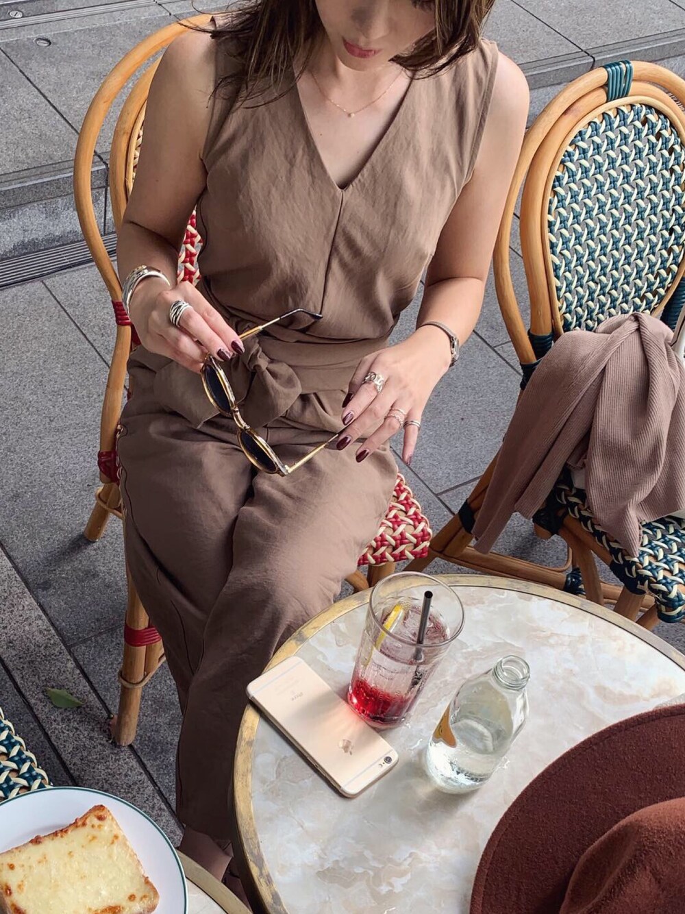 ブラウン系のオールインワン・サロペットを着用したレディースの秋コーディネートの1枚目の写真