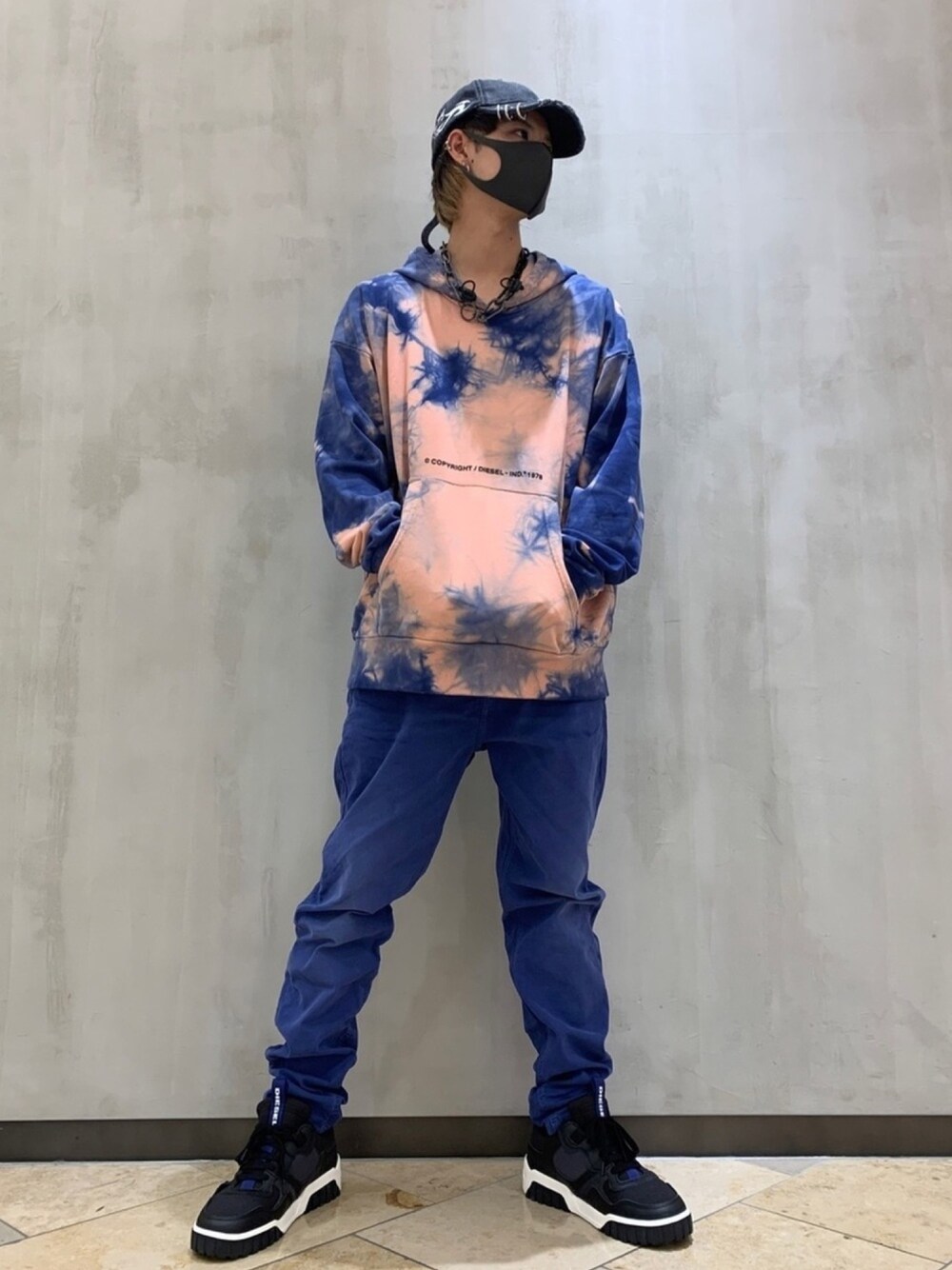 「パーカー、デニム、カラーパンツ、黒スニーカー、青、タイダイ柄、ストリート、ディーゼル、Diesel、スタッフセンバツ」｜「DIESELのメンズ ロゴ プリント タイダイ スウェット パーカー（スウェット、オレンジ系）」を使った、WATARUさん（メンズ・170cm）の夏コーディネートの1枚目の写真
