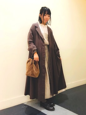 「エプロンワンピース」｜「アイテム（ステンカラーコート）」を使った、あさみなさん（レディース・156cm）の秋コーディネート