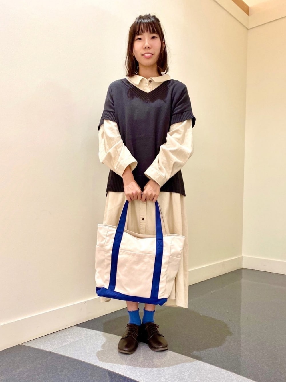 「Samansa Mos2、SM2、シンプル、秋のコーデ、おしゃれさんと繋がりたい、ベスト、コーデュロイ、ワンピース、シャツワンピ」｜「Samansa Mos2のキャンバスビッグトート（トートバッグ、ブルー系）」を使った、あさみなさん（レディース・156cm）の秋コーディネートの1枚目の写真
